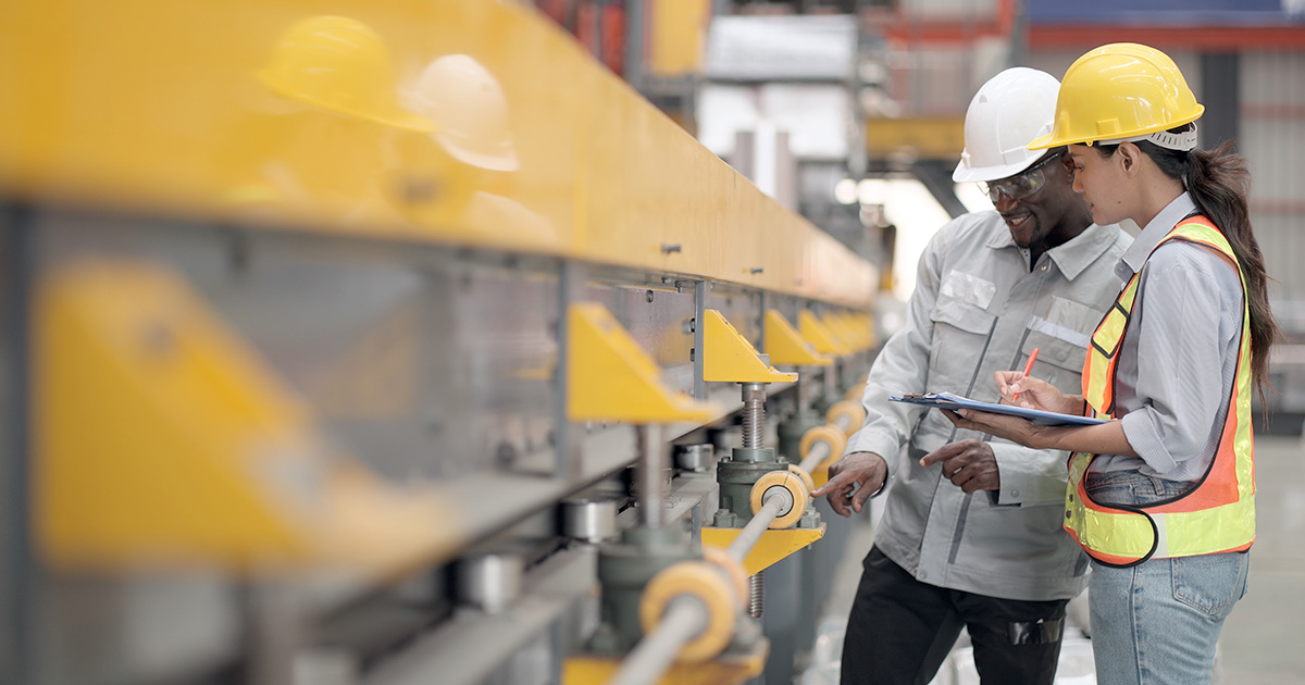 trabajadores en la línea de producción